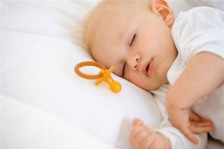 Num vu gia ngua hoi chung dot tu o tre so sinh