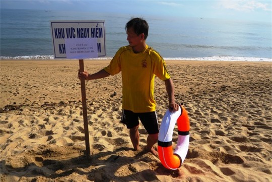 Lực lượng chức năng cắm biển cảnh báo nguy hiểm, cấm tắm biển
