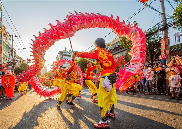 Múa lân trong ngày đầu năm mới ở Chợ Lớn, TP HCM. Ảnh: Nguyễn Quang Ngọc/Picfair.