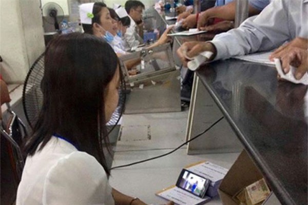 xem phim, thu tiền, bức xúc