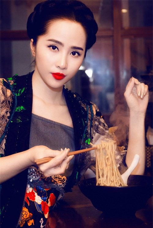 quynh nga khoe moi do da trang nhu gai nhat hinh anh 1