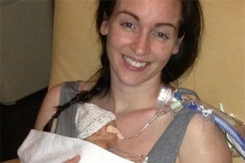 Bà mẹ kể lại giây phút kinh hoàng khi sinh non ở tuần 23 - 1