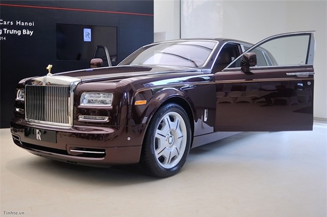 Một chiếc Rolls-Royce.