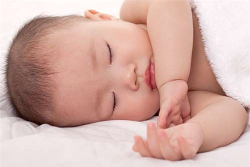 Tư thế nằm ngủ an toàn và nguy hiểm nhất cho trẻ sơ sinh - 2