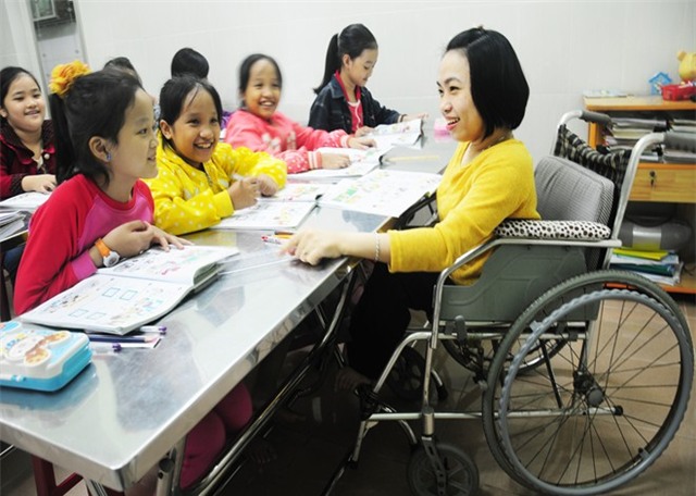 Cô giáo khuyết tật ngồi xe lăn dạy học trò