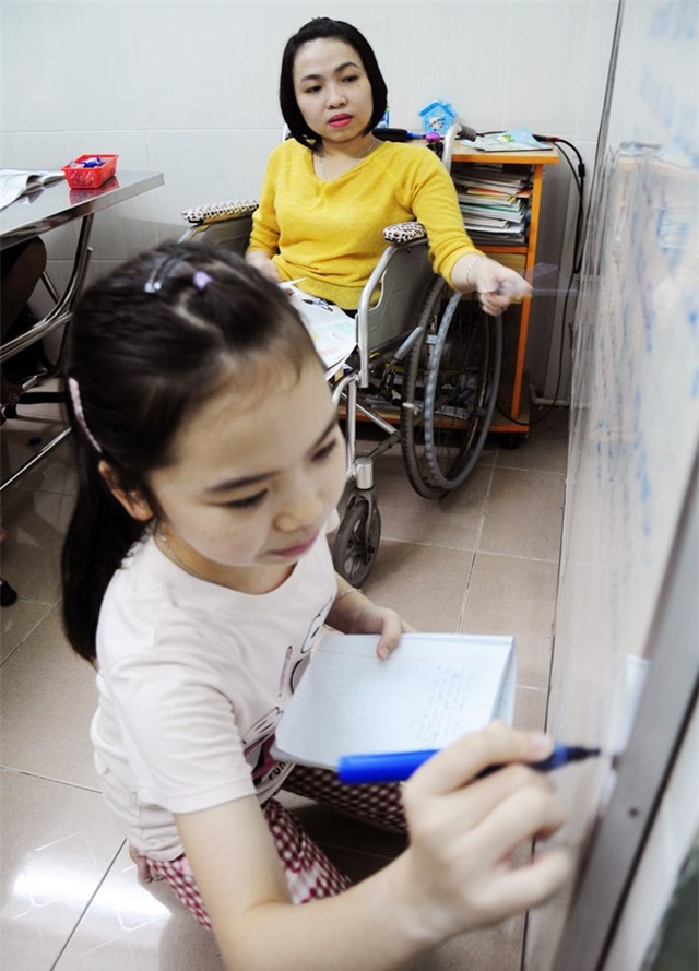 Cô giáo khuyết tật ngồi xe lăn dạy học trò