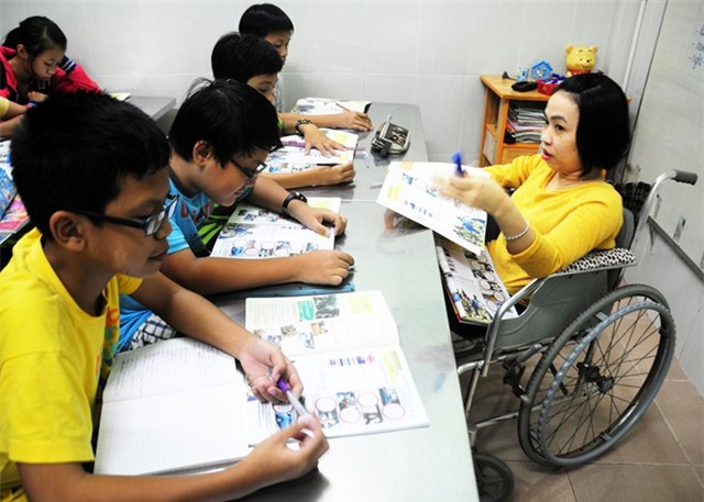 Cô giáo khuyết tật ngồi xe lăn dạy học trò