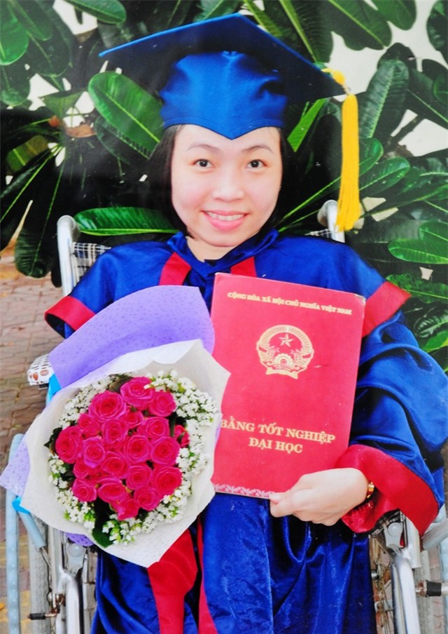 Cô giáo khuyết tật ngồi xe lăn dạy học trò