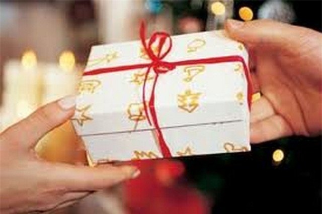 bi duoi ra khoi hoi phu huynh vi khong chi tien mua qua cho giao vien hinh anh 1