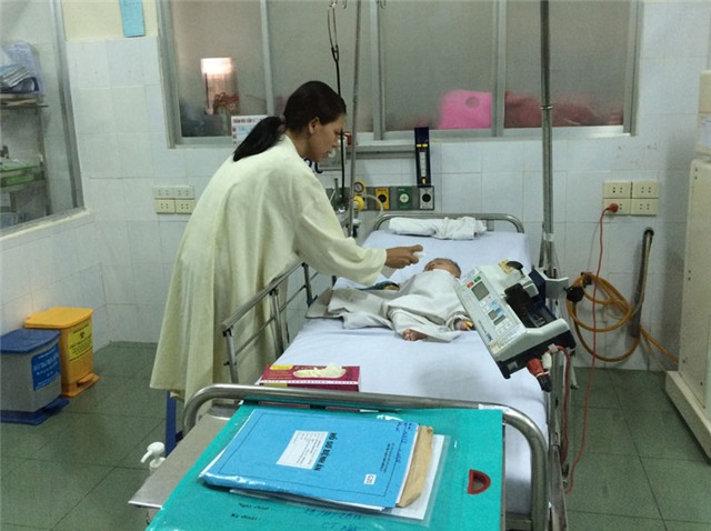 bé trai bị đâm xuyên sọ, viêm màng não, tiên lượng nặng