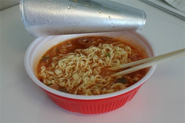 Ăn mỳ gói - nạp hóa chất vào cơ thể