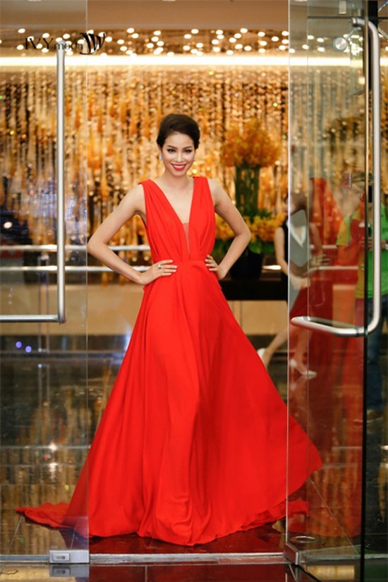 Gam đỏ nóng bỏng thống trị mỹ nhân Việt ngày thu