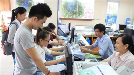 Sinh viên nộp học phí tại một trường đại học ở TPHCM.