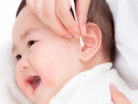 Có nên ngoáy tai cho trẻ - Hướng dẫn cách lấy ráy tai cho trẻ sơ sinh và trẻ nhỏ an toàn