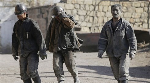 Lúc xảy ra cháy, có 38 thợ mỏ dưới hầm lò, 16 người đã may mắn thoát được. (Ảnh: Reuters).