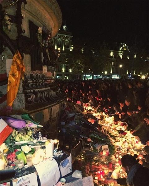 Bất chấp lệnh giới nghiêm, hàng ngàn người dân Pháp vẫn tụ tập thắp nến, đặt hoa tưởng niệm các nạn nhân vụ khủng bố hôm 13/11