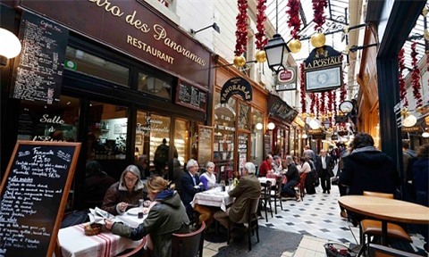 Người dân Paris lại vui vẻ đi ra đường, đến quán cà phê tụ tập