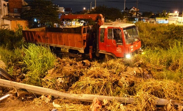 Người cha nhận ra con gái xấu số từ bộ quần áo trên người