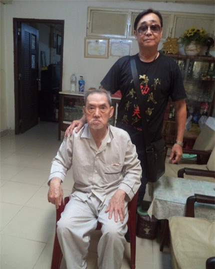 Võ sư Trịnh Cẩm Hà cùng sư phụ Trần Minh. Ảnh T.G