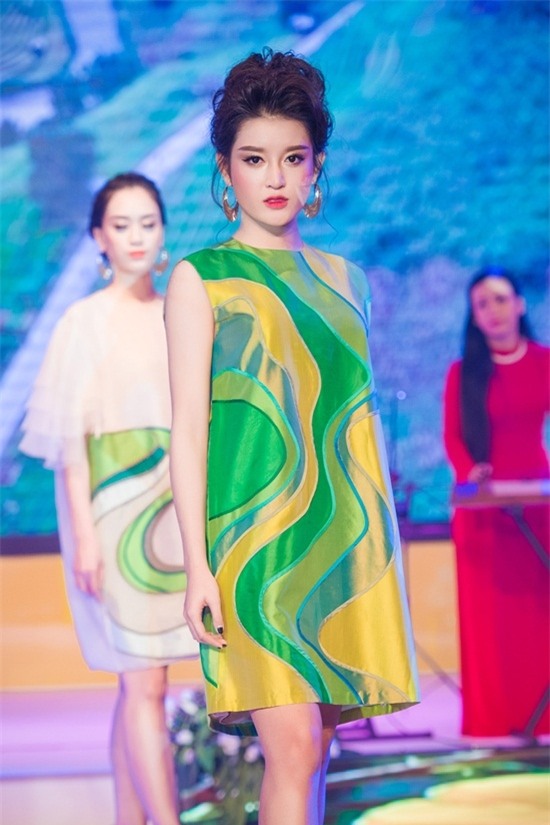 Á hậu Huyền My lạnh lùng, cuốn hút làm vedette - Ảnh 1