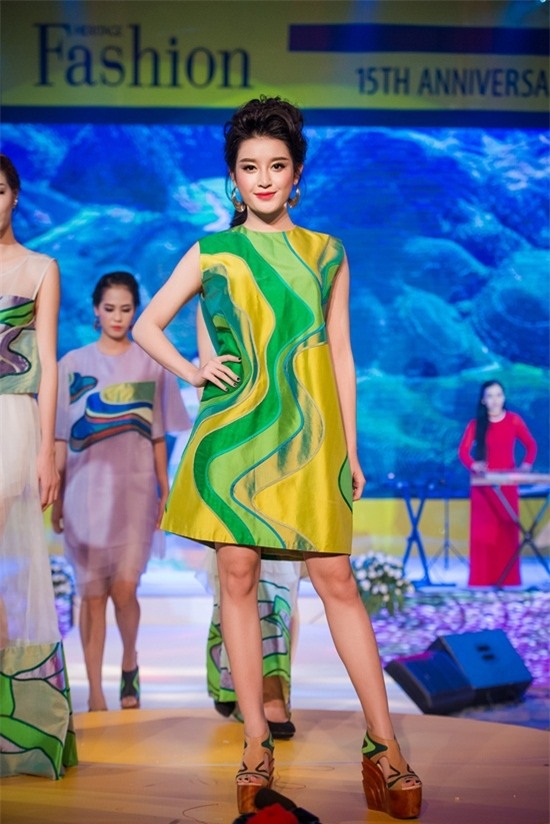 Á hậu Huyền My lạnh lùng, cuốn hút làm vedette - Ảnh 2