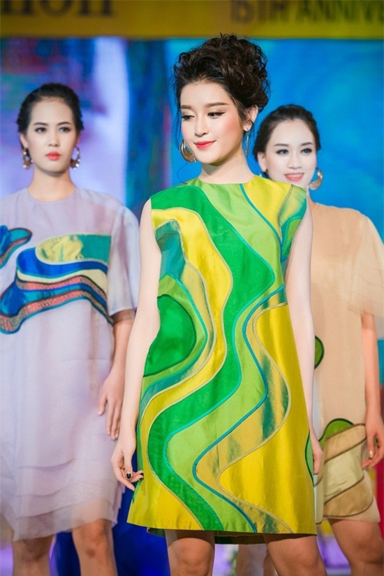 Á hậu Huyền My lạnh lùng, cuốn hút làm vedette  - Ảnh 4