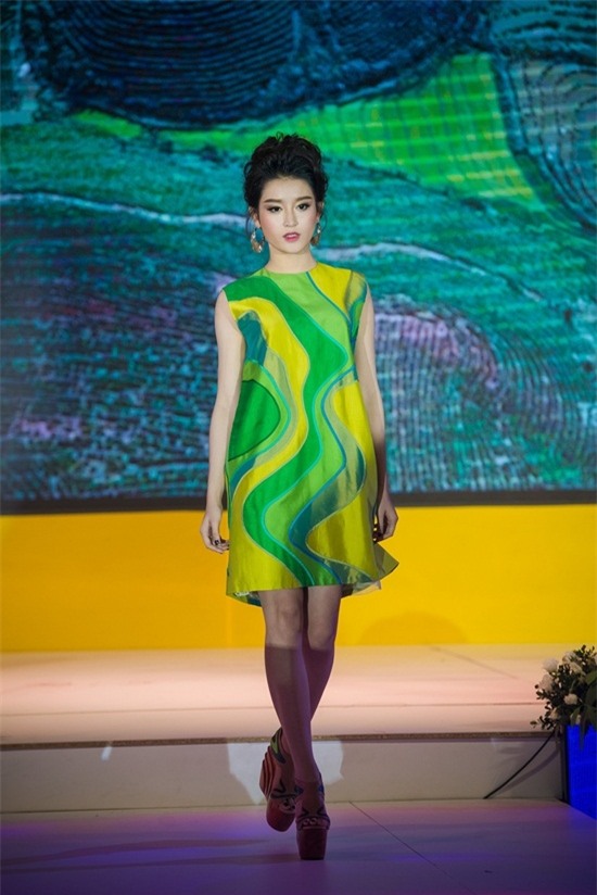 Á hậu Huyền My lạnh lùng, cuốn hút làm vedette  - Ảnh 7