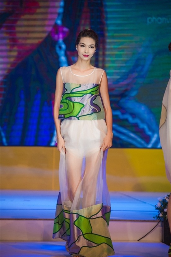 Á hậu Huyền My lạnh lùng, cuốn hút làm vedette - Ảnh 8