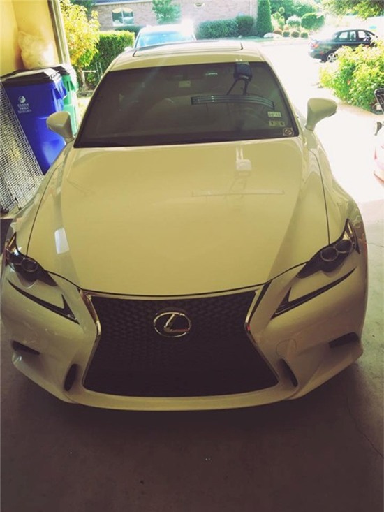 Nam ca sĩ còn tậu cho mình chiếc Lexus để dạo chơi, mua sắm. Đặc biệt, mỗi lần sang đây, anh đều tự tay làm vườn, chăm sóc cây cảnh vì ở Mỹ không phải lúc nào cũng thuê thợ được. Mỗi khi anh về Việt Nam, thỉnh thoảng các chị gái sang trông coi ngôi nhà.