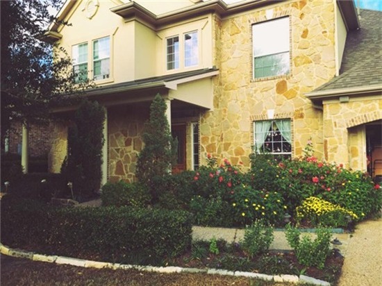 Vì thế, sau nhiều năm đi hát, năm 2010 anh bỏ tiền mua căn nhà cạnh bố mẹ. Nhà của Quách Thành Danh ở thành phố Austin thuộc bang Texas, khu vực này tương đối sang trọng vì có nhiều công ty và trường học.