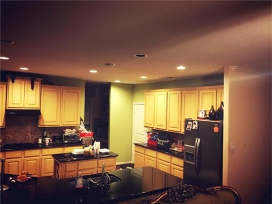 Mỗi lần Quách Thành Danh sang Mỹ, cả gia đình đều tụ tập ở nhà anh nên nam ca sĩ đầu tư nhiều vật dụng, trang trí cần thiết. Anh rất thích nấu ăn nên thường xung phong vào bếp chiêu đãi cả đại gia đình những món đa dạng.