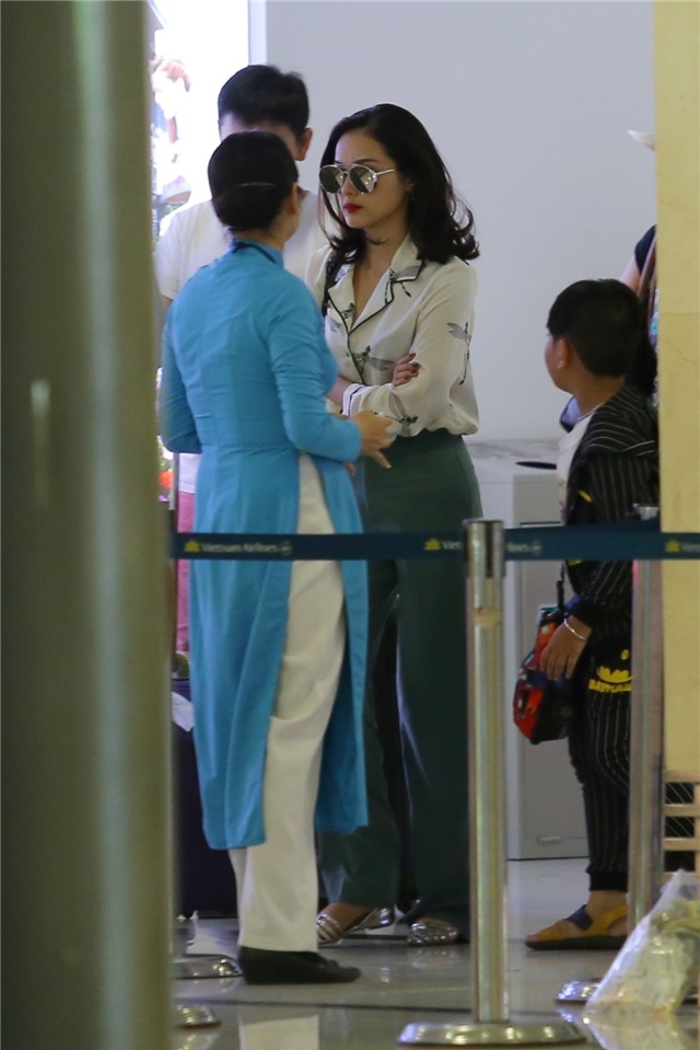 Chiều 23/11, Cường Đô la và người yêu Hạ Vi đáp chuyến bay xuống sân bay Tân Sơn Nhất sau khi cùng nhau dự đám cưới một người bạn thân tại Gia Lai.