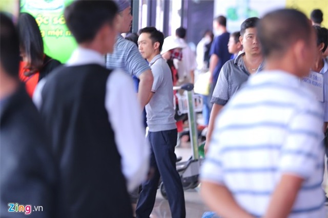 Tại sân bay, cặp đôi ăn mặc khá giản dị. Cường Đô La đơn giản với áo thun quần tây, trong khi đó nữ diễn viên sinh năm 1992 cũng không ăn mặc quá cầu kỳ. Cô “ngụy trang” bằng cách đeo mắt kính to bản.