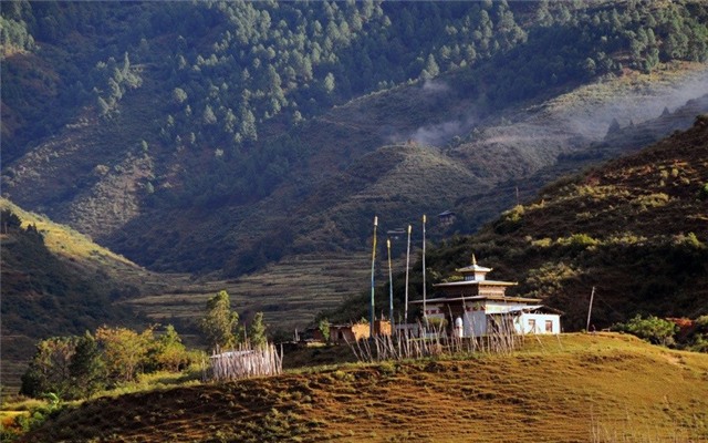 Đông Bhutan: Vương quốc Phật giáo Bhutan là một vùng đất xa lạ với khá nhiều người. Phần lớn du khách thường tới thung lung Paro, nơi có nhiều khách sạn và dịch vụ. Đông Bhutan gần như còn nguyên sơ, ít bóng khách du lịch. Bạn có thể đăng ký các tour 2 ngày bằng xe địa hình để khám phá khu vực này. Ảnh: Ahyubada.