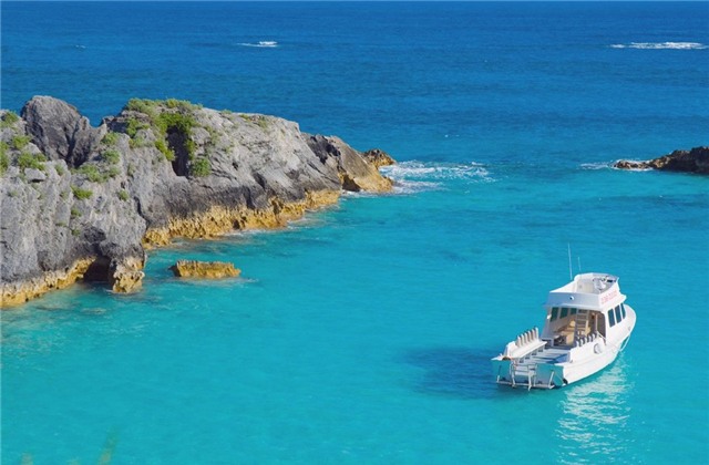 Bermuda, Lãnh thổ thuộc Anh: Bermuda được mệnh danh là hòn đảo đẹp nhất Caribbe, với những vịnh nhỏ như thiên đường bí mật, bãi cát trắng, làn nước xanh trong vắt, động vật biển phong phú và người dân hồn hậu, thân thiện.