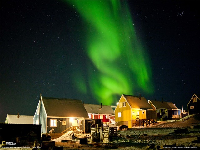 Greenland: Tới đây, bạn sẽ được trải nghiệm thế giới tự nhiên qua nhiều giác quan: nghe gió thổi trên nền tuyết, ngắm nhìn dải cực quang, hít thở không khí vùng cực trong lành, cảm nhận bờ đá gập ghềnh dưới chân. Greenland cho du khách cảm giác như lạc vào trong thế giới cổ tích.