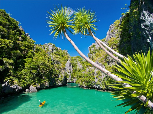 Philippines: Với hơn 7.000 hòn đảo, Philippines có đủ cảnh sắc để làm hài lòng ngay cả những du khách khó tính nhất. Bạn có thể tham quan hàng nghìn bãi biển, từ bãi cát hồng ở đảo Great Santa Cruz tới bãi cát đen ở Albay, lặn ngắm san hô và động vật biển, hay khám phá rừng rậm nguyên sinh trên những hòn đảo không người sinh sống.