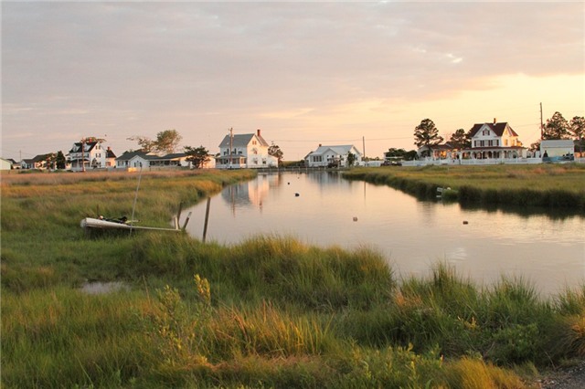 Đảo Tangier và đảo Smith, vịnh Chesapeake, Mỹ: Du khách có thể khám phá nơi này bằng cách đi bộ, đạp xe hoặc đi thuyền. Cả hai đảo đều có nơi nghỉ đêm và hàng ăn. Cuộc sống nơi đây chậm rãi, giản dị và bình yên, một thiên đường cho những ai tìm kiếm một khoảng thời gian tĩnh lặng, tách biệt với thế giới bên ngoài. Ảnh: Thebittenword.