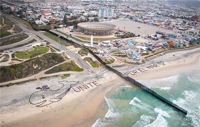 San Diego (Mỹ)/Tijuana (Mexico): Tuyến đường biên giữa San Diego và Tijuana không chỉ phân tách 2 quốc gia mà còn giống như vạch phân chia hai thế giới. Một bên là San Diego, với bờ biển dài 112 km, sở thú tân tiến và thời tiết miền Nam California. Một bên là Tijuana, thành phố của Mexico với những tay buôn lậu ma túy khét tiếng.  Ảnh: Kpbs.