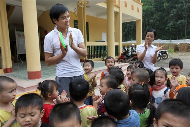 cách chăm sóc trẻ mầm non, thầy giáo mầm non, giao duc