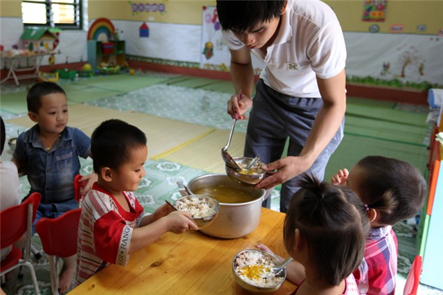 cách chăm sóc trẻ mầm non, thầy giáo mầm non, giao duc