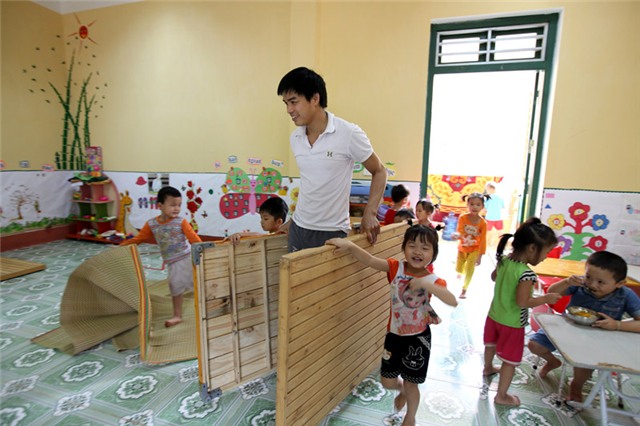 cách chăm sóc trẻ mầm non, thầy giáo mầm non, giao duc