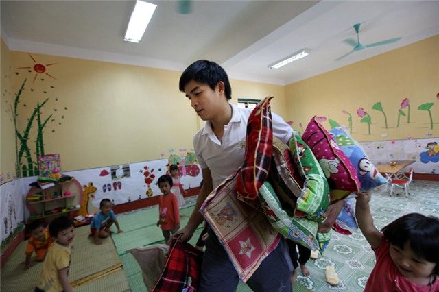 cách chăm sóc trẻ mầm non, thầy giáo mầm non, giao duc