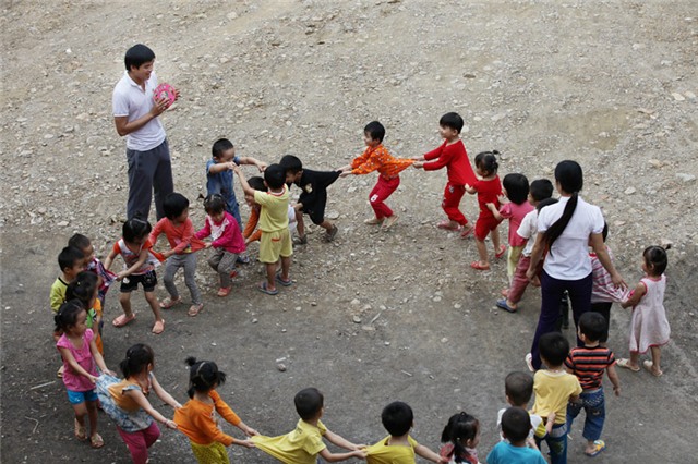 cách chăm sóc trẻ mầm non, thầy giáo mầm non, giao duc