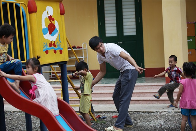 cách chăm sóc trẻ mầm non, thầy giáo mầm non, giao duc