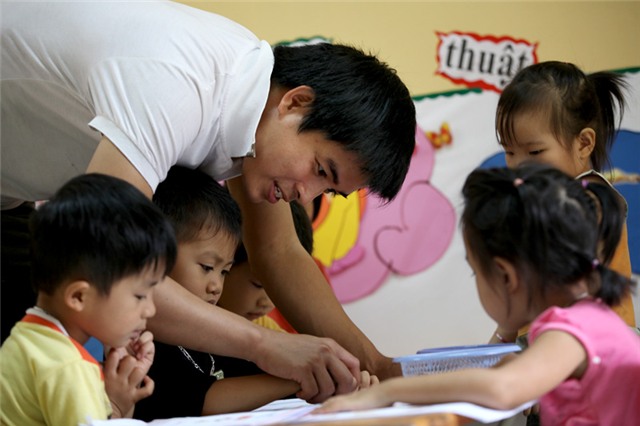 cách chăm sóc trẻ mầm non, thầy giáo mầm non, giao duc