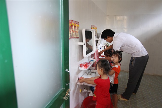 cách chăm sóc trẻ mầm non, thầy giáo mầm non, giao duc