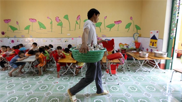cách chăm sóc trẻ mầm non, thầy giáo mầm non, giao duc