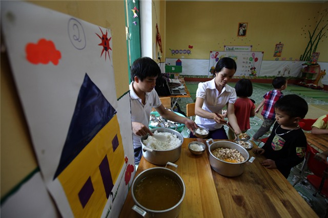 cách chăm sóc trẻ mầm non, thầy giáo mầm non, giao duc