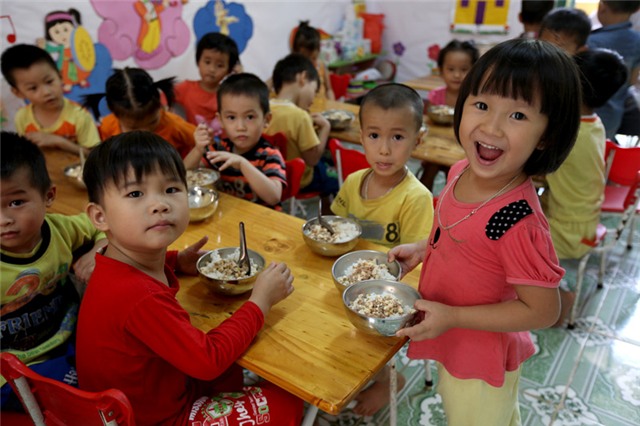 cách chăm sóc trẻ mầm non, thầy giáo mầm non, giao duc